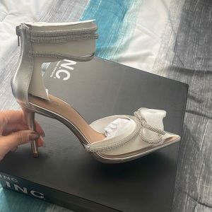 Translucent pointed-toe pumps